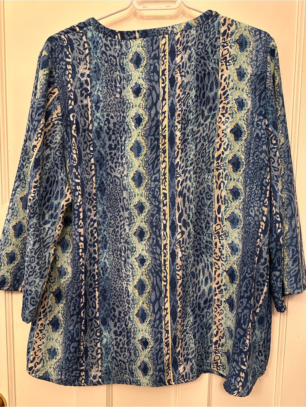 2️⃣Northern Reflections XL Blue Multi-Pattern V-Neck - Picture 5 of 5